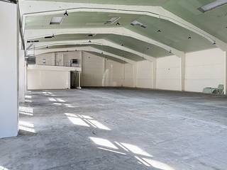 Commerciële ruimte - baanwinkel van ca. 825 m² met eigen parkeerplaatsen te Veurne te huur op een perceel van ca. 1900 m²Specificaties:- volledig nieuw geïsoleerd dak- zonnepanelen aanwezig - winkelruimte met grote overspanning (ca. 750 m²)- bureelruimte met sanitair blok en stockageverdiep (ca. 75 m²)- hoogspanningscabine 640 kVA- elektrisch gestuurde rolpoorten ( 4m op 4,6m en 5,5m op 3,7m)- solide betonnen vloerplaat- nog hoogte ( onder balk) 6,7 m- hoogte zijkant ( onderbalk) 5 mModaliteiten:- verwarming op gas- onroerende voorheffing ten laste van de huurder- aansluiting laadpaal voorzien- keuring hoogspanningscabine ten laste van de huurder- grote uitstalramen mogen geplaatst worden door de huurder- totale perceeloppervlakte: 1.900 m²- mogelijkheid om bijkomende parkeerruimte bij te huren Troeven:- top commerciële ligging- ruime parking- grote overspanning- goede bereikbaarheid- epoxylaag wordt voorzien Bent u geïnteresseerd in dit bedrijfsvastgoed te huur in Veurne? Aarzel dan niet om ons te contacteren via 0477 23 05 06 of pol.george@dewaele.com