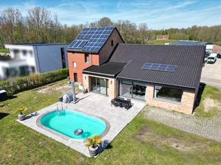 Gerenoveerde, energiezuinige woning op een ruim perceel grond. De woning beschikt over 4 slaapkamers, waarvan één praktisch gelegen op...