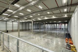 Dit hoogwaardig bedrijfsgebouw biedt maar liefst <strong>6.515 m² magazijnruimte</strong>, aangevuld met een functionele <strong>mezzanine van 756 m² </strong>(speciaal uitgerust voor stockage met vorkheftrucks). <br /><br />Met <strong>7 laadkades</strong>, een <strong>sectionale poort </strong>en een<strong> vrije hoogte</strong> onder de balk van <strong>12,5 meter</strong> (en 6,60 meter onder de mezzanine) voldoet dit pand aan de hoogste eisen op het vlak van efficiëntie en toegankelijkheid. De aanwezigheid van een sprinklerinstallatie, rookluiken en een recent gereinigde polybetonvloer draagt bij aan de veiligheid en netheid van het geheel. Daarnaast beschikt het gebouw over een moderne <strong>kantoorruimte van 190 m²</strong>, verdeeld over twee verdiepingen.<br /><br />Zowel het magazijn als de kantoren zijn voorzien van verwarming, terwijl de kantoren ook uitgerust zijn met <strong>airconditioning</strong>, sanitair en douches. <br /><br />Ruime parkeer- en manoeuvreerruimte op de site, met 16 parkeerplaatsen inbegrepen voor wagens (voorziening van laadpaal).<br /><br /><strong>Onmiddellijk beschikbaar! </strong><br /><br />Contacteer <strong>PANORAMA B2B</strong> voor meer inlichtingen of een vrijblijvend plaatsbezoek op het nummer <strong>0477 91 10 00</strong>.