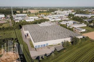 Uitstekend gelegen bedrijfsgebouw met een totale magazijnoppervlakte van<strong> 8.249 m² </strong>te huur. Deze strategische locatie langs de <strong>N26</strong>, tussen Brussel en Leuven, zorgt voor een vlotte bereikbaarheid met directe verbindingen naar de <strong>E19</strong> richting Antwerpen en Brussel.<br /><br />De loods beschikt over een vloerbelasting van 5 T/m², is uitgerust met<strong> 4 laadkades </strong>en <strong>2 gelijkvloerse poorten</strong>, en biedt een vrije hoogte tussen <strong>6 en 7 meter.</strong><br /><br /><strong>Ruime parkeer- en manoeuvreerruimte</strong> op de site, wat het logistiek potentieel alleen maar versterkt.<br /><br />Indien gewenst, is er bijkomend een <strong>kantoorruimte van 116 m² beschikbaar</strong>, ideaal voor ondernemingen die hun logistieke activiteiten willen combineren met een professionele kantooromgeving. <strong>Beschikbaar vanaf 01/02/2026</strong>.<br /><br />Contacteer <strong>PANORAMA B2B</strong> voor meer inlichtingen of een vrijblijvend plaatsbezoek op het nummer <strong>0477 30 40 05</strong>.