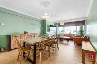 <p>Ben je op zoek naar een appartement met 2 slaapkamers, terras en kelderberging in het centrum van Aalst? Gevonden!<br />Pal op de Hopmarkt, op slechts enkele stappen van de Grote Markt, bevindt zich dit lichtrijke appartement op de zesde verdieping (lift aanwezig). Dankzij deze uitzonderlijke ligging geniet je van een directe toegang tot winkels, horeca, openbaar vervoer en alle voorzieningen die het bruisende stadscentrum te bieden heeft. Met een bewoonbare oppervlakte van 100 m² biedt het appartement een aangename combinatie van ruimte, comfort en een prachtig uitzicht over de stad. Bovendien scoort deze eigendom uitstekend op technisch vlak dankzij de conforme elektrische keuring, het gunstige EPC-label en het asbestveilig attest. Hierdoor is dit appartement niet alleen een ideale woonst voor wie centraal wil wonen, maar ook een interessante investering met een sterk verhuurpotentieel! Mogelijkheid om garage/staanplaats te huren in Parking Hopmarkt aan 100€/maand.</p>
<p>Bij het binnenkomen kom je terecht in de ruime leefruimte met stijlvolle parketvloer en airco, die zorgt voor een aangenaam binnenklimaat tijdens elk seizoen. Aansluitend bevindt zich de ingerichte keuken, uitgerust met onder meer een vaatwasser. Via de centrale nachthal bereik je de praktische berging, het aparte toilet, de recent vernieuwde badkamer en twee volwaardige slaapkamers. Het gezellige terras vormt een mooie extra troef waar je in alle rust kan genieten van de buitenlucht. Daarnaast beschikt het appartement over een privatieve kelderberging die zorgt voor extra opbergruimte.</p>
<p>Ben je op zoek naar een ruim en instapklaar appartement op een absolute toplocatie in Aalst, ideaal voor eigen bewoning of als investering? Contacteer ons vandaag nog voor een bezoek!</p>