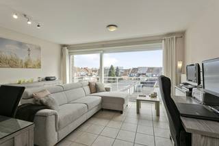 Werkelijk instapklaar 1-slaapkamerappartement op strategische ligging met zicht en licht te Sint-Andries nabij Brugge.INDELING 2°V.(58m²): -...