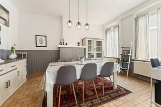 Roeselare-Beveren : <strong>charmante en ruime gezinswoning</strong> in hart van Beveren met 3 slaapkamers en toffe tuin. (opp 239 m²)<br /><br />Op zoek naar een warme thuis met ruimte, licht en een uitstekende ligging? Deze karaktervolle gezinswoning bevindt zich in de <strong>gezellige dorpskern </strong>van Beveren, op een boogscheut van Roeselare. Dankzij de vlotte bereikbaarheid van belangrijke invalswegen en de nabijheid van winkels, scholen en andere voorzieningen geniet u hier van <strong>optimaal wooncomfort</strong>.<br /><br />De woning valt meteen op door haar charmante gevel en verrassend ruime, lichtrijke indeling. Op het gelijkvloers wordt u verwelkomd in een <strong>royale lichtrijke woonkamer</strong>, gevolgd door een <strong>volledig ingerichte keuken </strong>en een hal met toegang tot de kelder en de trap naar de bovenverdieping. Verder vindt u een praktische wasplaats en een apart toilet De ingerichte badkamer is voorzien van een douche, dubbele wastafel en een tweede toilet.<br /><br />Op de eerste verdieping bevinden zich <strong>drie volwaardige en ruime slaapkamers</strong>, aangevuld met twee handige opbergzolders. Via een opklaptrap bereikt u de tweede verdieping, waar zich nog een extra zolderruimte bevindt.<br /><br />Buiten geniet u van een <strong>aangenaam terras en een tuin</strong>, die ook toegankelijk is via een poort in de zijgevel — ideaal voor de auto, fietsen of tuinmateriaal.<br />De woning is volledig uitgerust met radiatoren en beschikt over centrale verwarming op aardgas met een recente ketel, wat zorgt voor extra comfort en energie-efficiëntie.<br /><br />extra troeven : <br />- Elektriciteit goedgekeurd<br />- Geen renovatieverplichting<br />- centrum <br /><br />Kortom: een ideale gezinswoning met ruimte, charme en een topligging! Benieuwd, bel ons nu voor een afspraak !