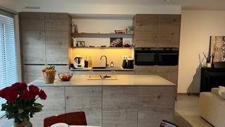 Deze woning in een rustige wijk beschikt op het gelijkvloers over volgende indeling: inkomhal met apart gastentoilet, een ruime leefruimte met...