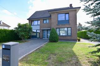 Deze ruime gezinswoning is gelegen aan de Vliegveldlaan in Brustem, op een prachtig perceel van maar liefst 14a89ca. De woning geniet achteraan van een weids en groen uitzicht over de achterliggende weilanden, waardoor u hier volop kunt genieten van rust en ruimte. Dankzij de ligging nabij de N3 bereikt u vlot zowel het centrum van Sint-Truiden als de richting Luik. Ook de verbindingsweg naar de N80 bevindt zich vlakbij. Het openbaar vervoer vindt u op amper 250 meter van de woning.<br /><br />We betreden de woning via een ruime inkomhal met apart gastentoilet. Deze centrale inkomhal vormt het hart van de woning en biedt toegang tot de verschillende leefruimtes, de bovenverdieping en de praktijkruimte. De ruime woonkamer is aangenaam licht dankzij het grote schuifraam dat een mooie verbinding vormt met het terras en de tuin. De leefruimte biedt plaats aan een gezellige zithoek en een eetruimte. Aansluitend vinden we de ingerichte keuken met praktische ontbijthoek. De wasplaats/berging vormt de verbinding tussen de keuken en de praktijkruimte aan de achterzijde van de woning. Zowel de keuken als de praktijkruimte genieten van een aangenaam zicht op de tuin.<br /><br />Een absolute troef van deze woning is de ruime praktijkruimte met een aparte ingang aan de voorzijde van de woning en een aparte parkeerplaats. Via deze toegang komt men in een wachtruimte met balie, waarna twee polyvalente kamers toegankelijk zijn. Deze ruimtes vloeien mooi in elkaar over en kunnen volledig worden ingericht volgens de behoeften van de nieuwe eigenaar. Dankzij de aparte toegang is deze ruimte bijzonder geschikt voor een zelfstandige activiteit, vrij beroep of praktijk, maar uiteraard kan ze ook dienstdoen als bureau, hobbyruimte, speelruimte of extra leefruimte.<br /><br />Op de bovenverdieping bevinden zich de nachthal, badkamer en vier ruime slaapkamers. Daarnaast beschikt de woning over een ruime zolderverdieping die nog tal van mogelijkheden biedt. Mits de nodige afwerking kan deze perfect worden ingericht als vijfde slaapkamer of extra leefruimte. Wie geen bijkomende woonruimte nodig heeft, kan de zolder uiteraard ook gebruiken als bijzonder praktische stockageruimte.<br /><br />De volledige woning beschikt over een kelder, gedeeltelijk uitgevoerd als kruipkelder, wat zorgt voor extra bergruimte en praktische mogelijkheden.<br /><br />Ook buiten heeft deze woning heel wat te bieden. Het ruime terras sluit mooi aan bij de leefruimtes en vormt samen met de aangelegde tuin een aangename plek om te ontspannen en te genieten van het open uitzicht over de weilanden. Verder beschikt de woning over een dubbele carport met praktische opbergmogelijkheden voor fietsen, tuinmateriaal en allerhande benodigdheden.<br /><br />Deze woning is dan ook een bijzonder interessante opportuniteit voor wie op zoek is naar een ruime gezinswoning met vier slaapkamers, een zolder met uitbreidingsmogelijkheden en een volwaardige praktijkruimte met afzonderlijke toegang. De combinatie van de royale perceeloppervlakte, het prachtige groene uitzicht, de vele mogelijkheden en de vlotte bereikbaarheid maakt van deze woning een uniek geheel.<br /><br />Bent u op zoek naar een ruime gezinswoning waar wonen en werken perfect gecombineerd kunnen worden, of wenst u gewoon te genieten van veel ruimte en mogelijkheden op een mooi perceel? Maak dan snel een afspraak voor een bezoek via 011 70 70 19.<br />