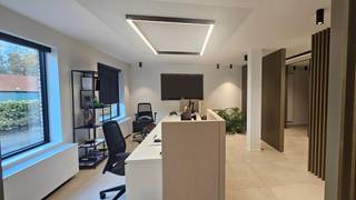 Vernieuwd en ruim handelspand in het centrum van Maasmechelen.Geschikt voor kantoor, vrij beroep of andere op het gelijkvloers van een gebouw.Dit...