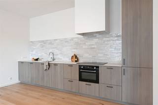 Nieuwbouwappartement met 1 slaapkamer op toplocatie tussen Mortsel en Berchem.Dit appartement is gelegen in het nieuwbouwproject Zilverkwartier waar ook de nieuwe Colruyt van Berchem zich heeft gehuisvest.Vanaf deze locatie zit u vlakbij scholen en belangrijke invalswegen alsook openbaar vervoer.Het appartement beschikt over een inkomhal, apart toilet, badkamer met inloopdouche, een aparte berging, mooie lichte woonkamer met open keuken en aansluitend terras van 15m²Er is een gezellige binnentuin aanwezig dewelke toegankelijk is voor alle bewoners en onderhouden wordt door de gemeenschap.Alle appartementen in dit project zijn aangesloten op het warmtenet van AGFA-GEVAERT waardoor je voordelig en ecologisch verwarmt.Algemene kosten: 95 €/maand (excl. verwarming, elektriciteit, water)Beschikbaar vanaf 15/12/2026Niet-bemeubeldTelefonisch worden er geen afspraken ingepland. Gelieve te reageren via het contactformulier.