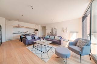 Serviceflat 4 van ca. 90 m² is gelegen op de gelijkvloerse verdieping, heeft 1 slaapkamer, een bureauruimte en een terras van ca. 10 m².<br /><br />Residentie Jacobsmarkt omvat 65 hoogwaardige, door de Vlaamse Overheid erkende service-appartementen en is gelegen op een uitzonderlijk mooie locatie in hartje Turnhout. Volledig uitgerust met ontvangstbalie, sigarenbar, bibliotheek, fitness, sauna/hammam enz., biedt dit project het meest volledige en smaakvol alternatief voor wie meent dat het tijd wordt om echt rustig te gaan genieten of op zoek is naar een goede belegging.<br /><br />Genieten, is dan ook het sleutelbegrip, want naast de nabijheid van alle Turnhoutse stadsfaciliteiten, geniet de koper van een dergelijke service-appartement de mogelijkheid tot service 'op maat'. Gaande van ontbijt en warme maaltijden op het appartement tot volledige medische dienstverlening.<br /><br />Prijzen vanaf 216.000 euro (excl. aankoopkosten).<br />Verplichting tot aankoop van een ondergrondse parkeerplaats en berging.<br /><br />Een investering in levenskwaliteit: voor eigen gebruik of als belegging<br /><br />Inderdaad, de Luxe Service-appartementen worden te koop aangeboden om door U bewoond te worden, of als investering om er pas later gebruiken van te maken. In dit laatste geval geniet U een interessant beleggingsrendement. Wat U ook kiest, U investeert in beide gevallen voor meer dan 100% in levenskwaliteit op een interessante, rendabele en uiterst duurzame wijze. Een prachtig stuk patriomonium.<br /><br />Als U koopt voor eigen gebruik:<br />Enige erkende service-appartementen in Turnhout welke TE KOOP worden aangeboden.<br />Unieke ligging nabij winkels, cultureel centrum, horeca, etc.<br />Hoge afwerkingsgraad: parket &amp; natuurstenene vloeren, ...<br />Hoge veiligheid d.m.v. bewaking/permanentie, badgesysteem, ondergrondse parking, camerabewaking, ...<br />Ecologisch geoptimaliseerd gebouw door bvb gemeenschappelijk verwarmingssysteem (25% energiebesparing), individueel digitaal gemeten, hoge isolatienormen, etc.<br />Vrijstelling onroerende voorheffing mogelijk.<br />Vrijheid voor keuze van diensten.<br />Voorrangsregeling Senioren Residentie 'De Nieuwe Kaai' indien gezondheidstoestand dit vereist.<br />Mede-eigenaar van alle gemeenschappelijke ruimtes.<br /><br />Indien U echter vandaag al koopt als belegging om eventueel later gebruik te maken van Uw luxe service-appartement, doe U ongetwijfeld een schitterende - zekere - belegging:<br />Vrijstelling van onroerende voorheffing mogelijk<br />U investeert in vastgoedvorm waar schaarste in heerst<br />Voorrangsregeling op gebruik appartement indien eigen gebruik of familiaal gebruik gewenst is.<br />Huurders genieten garantie op verblijf binnen het complex.