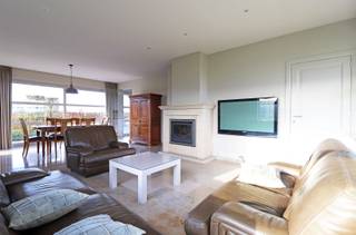 Landelijk gelegen woning met 4 slaapkamers op een ruim perceel van 1.024 m².Je komt binnen via de inkomhal met gastentoilet. De lichtrijke leefruimte...