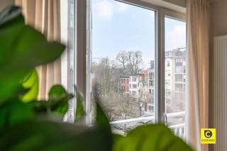 <p><span>Stijlvol gerenoveerd 2-slaapkamerappartement met zonnig terras te Berchem - Harmonie</span></p><p><span>Ontdek dit prachtig gerenoveerde appartement van 95 m² met een ruim terras van 10 m² aan de achterzijde, gelegen in een goed onderhouden gebouw in Berchem. Dankzij de doordachte renovatie met kwalitatieve materialen, overvloedige lichtinval en een energiezuinig EPC-label B, biedt dit appartement een perfect evenwicht tussen comfort, stijl en duurzaamheid.</span></p><p><span> </span></p><p><span>Berchem behoort al jaren tot de meest geliefde woonwijken van Antwerpen en dat is geen toeval. De buurt rond Harmonie combineert hippe horecazaken en lokale winkels met groene ruimtes zoals het nabijgelegen Albertpark. Dankzij de vlotte verbindingen ben je in enkele minuten zowel op de Antwerpse Ring als in het stadscentrum. Openbaar vervoer, scholen en andere voorzieningen bevinden zich op wandelafstand, wat deze locatie bijzonder aantrekkelijk maakt voor wie stedelijk wil wonen zonder in te boeten aan rust en bereikbaarheid.</span></p><p><span> </span></p><p><span>Indeling</span></p><p><span>Bij binnenkomst betreed je een aangename inkomhal met veiligheidsdeur, die meteen de toon zet voor de rest van het appartement: een combinatie van kwaliteitsvolle afwerking en functionele indeling. De ruime leefruimte geniet de hele voormiddag van zonlicht dankzij de grote raampartijen die doorlopen tot op de vloer wat zorgt voor een heerlijk open en luchtig gevoel. In de lente en zomer valt het zonlicht prachtig binnen in de living en keuken, wat deze ruimte nog aangenamer maakt.</span></p><p><span>De open keuken is een echte blikvanger, uitgevoerd in hoogwaardige materialen met keramisch werkblad, inductiekookplaat, vaatwasser, ijskast, combi-oven en kwaliteitsvolle kasten met 10 jaar garantie. De keukentoestellen genieten nog 5 jaar garantie, wat de degelijkheid van deze renovatie extra onderstreept.</span></p><p><span> </span></p><p><span>Verder zijn er twee ruime slaapkamers met veel lichtinval en een aparte berging met aansluiting voor wasmachine en droogkast. De badkamer sluit perfect aan bij de natuurlijke elegantie van het interieur, met een stijlvolle tegelvloer die harmonieus aansluit op de geoliede parketvloer in natuurlijke eik die naadloos doorloopt doorheen het volledige appartement.</span></p><p><span>Vanuit de slaapkamers heb je toegang tot het zonnige terras van ca. 10 m² aan de achterzijde, waar je geniet van veel privacy en een rustig uitzicht een ideale plek om te ontspannen na een drukke dag.</span></p><p><span> </span></p><p><span>Extra troeven</span></p><p><span>- Bewoonbare oppervlakte: 95 m² + 10 m² terras</span></p><p><span>- Energiezuinig EPC-label B</span></p><p><span>- Kelderberging inbegrepen</span></p><p><span>- Veiligheidsdeur en akoestische beglazing</span></p><p><span>- High-end ledverlichting met 5 jaar garantie inbegrepen</span></p><p><span>- Volledige renovatie uitgevoerd door Belgische aannemer</span></p><p><span>- Privé verwarmings- en waterverbruik inbegrepen in de gemeenschappelijke kosten.</span></p><p><span>- Elektriciteit conform AREI en asbestvrij</span></p><p><span> </span></p><p><span>Dit appartement biedt alles wat je mag verwachten van een moderne, energiezuinige woning: kwalitatieve afwerking, overvloedig daglicht, een rustige ligging en praktische voorzieningen zoals een kelder en fietsenstalling. Een ideale keuze voor wie op zoek is naar instapklaar comfort in het hart van Berchem.</span></p><p><span> </span></p>