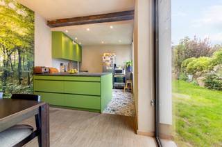 Kom deze energiezuinige woning ontdekken op zaterdag 19 september, tussen 11u en 16u (enkel op afspraak).<br /><br />Deze uitzonderlijke woning is een investering in jouw toekomst: doordacht ontworpen op het vlak van energieopwekking en energieverbruik, met ecologisch materiaalgebruik dat warmte en comfort combineert met duurzaamheid. Een thuis om vandaag van te genieten, en morgen nog steeds op te kunnen rekenen.<br /><br />Wat deze woning zo bijzonder maakt, is hoe ze meegroeit met jou. De indeling is slim afgestemd op verschillende levensfasen: of je nu een gezin sticht, je kinderen ziet uitvliegen, kangoeroewonen of gewoon op zoek bent naar een thuis die zich aanpast aan wat het leven brengt? Hier past de woning zich aan jou aan, en niet omgekeerd.<br /><br />En er is meer! Deze verstandig geconcipieerde woning is ook vergund voor de uitbating van een gastenkamer. Een unieke troef die zorgt voor een mooie bijkomende opbrengst. <br /><br />Wat maakt deze woning nog meer bijzonder?<br />👉 Meer dan 300 m² bewoonbare oppervlakte!<br />👉 EPC-label B, dankzij recente en grondige renovatiewerken.<br />👉 Energiezuinig, ecologisch én helemaal klaar voor morgen.<br /><br />Interesse in deze toekomstgerichte woning?<br />Maak een afspraak en kom het zelf ervaren.<br /><br />Contacteer Katrien voor het inplannen van uw bezoek:<br />📞 0477 46 53 11<br />📩 katrien@waeyler.be