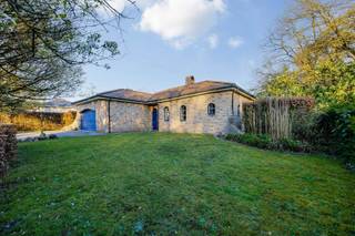 Laagbouwvilla met 3 slaapkamers in parkgebied<br /><br />GELIJKVLOERS<br />Inkomhal met gastentoilet<br />Woonkamer met aparte bureau<br />Eetkamer<br />Veranda <br />Keuken met eiland, volledig geïnstalleerd met aparte berging op keramische tegel<br />3 slaapkamers (13m²-10m²-10m²)<br />Badkamer met ligbad, douche, dubbel wastafel en toilet<br />Inpandige garage<br />Ruime tuin met waterpartij en terras<br />Toegang tot zolderruimte <br /><br />BIJZONDERHEDEN<br />Zonnepanelen met 5kw batterij<br />Muur- en dakisolatie<br />Dak vernieuwd<br />Verwarming op stookolie <br />Uitbreidingsmogelijkheden op zolder<br /><br />POSITIEVE ASPECTEN<br />Gegeerde ligging<br />Ruime tuin met veel privacy<br />Instapklaar<br />Beschikbaar bij akte<br />Alles gelijkvloers