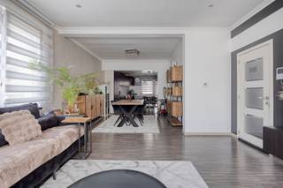 <p>Cette spacieuse maison d'une surface habitable de 183 m² et comprenant quatre chambres bénéficie d'un emplacement idéal et offre un agencement confortable pour toute la famille. On accède à la maison par un vaste hall d'entrée, qui donne également accès à la cave. Au rez-de-chaussée se trouvent une première salle de bains, équipée d'une douche, de toilettes et d'un meuble-lavabo, ainsi qu'un espace de vie lumineux qui s'ouvre directement sur la cuisine ouverte et entièrement équipée. Celle-ci est équipée d’un lave-vaisselle, d’un four, d’un réfrigérateur, d’une plaque de cuisson et de nombreux placards intégrés.</p><p>Au premier étage, vous trouverez deux chambres spacieuses et une deuxième salle de bains, équipée d’une baignoire, de toilettes, d’un meuble-lavabo double et de branchements pour une machine à laver et un sèche-linge. Le deuxième étage dispose de deux chambres supplémentaires, ce qui porte à quatre le nombre total de chambres à part entière dans cette maison. À l'arrière de la maison se trouve une agréable cour orientée à l'est, accessible directement depuis la cuisine. Vous pourrez y profiter en toute tranquillité du soleil du matin et de l'après-midi.</p><p>En résumé, une maison familiale étonnamment spacieuse et prête à emménager, bénéficiant d’un emplacement exceptionnel, avec tout le confort et l’espace que vous recherchez.</p><p>En prime : <br />- Panneaux solaires !<br />- Volets roulants électriques dans le salon. <br />- PEP 138 kWh/m² par an (Note B -> AUCUNE obligation de rénovation !)<br />- Évaluation de la gestion de l'eau : note C pour la parcelle, note C pour le bâtiment. <br />- Informations urbanistiques en cours de demande, registre des mesures en cours de demande</p><p>À proximité d'une école, de commerces, de l'autoroute, des transports en commun, etc. Pour plus d'informations, rendez-vous sur www.coenenvastgoed.be ou appelez le 03/375.82.92.<br /> </p>