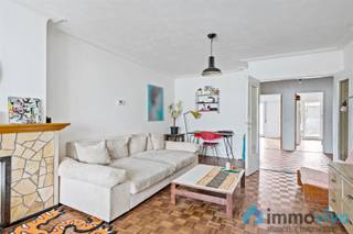 AlgemeenOp een bijzonder centrale locatie vindt u dit ruime gelijkvloerse appartement met twee comfortabele slaapkamers. Parken, winkels, scholen en...