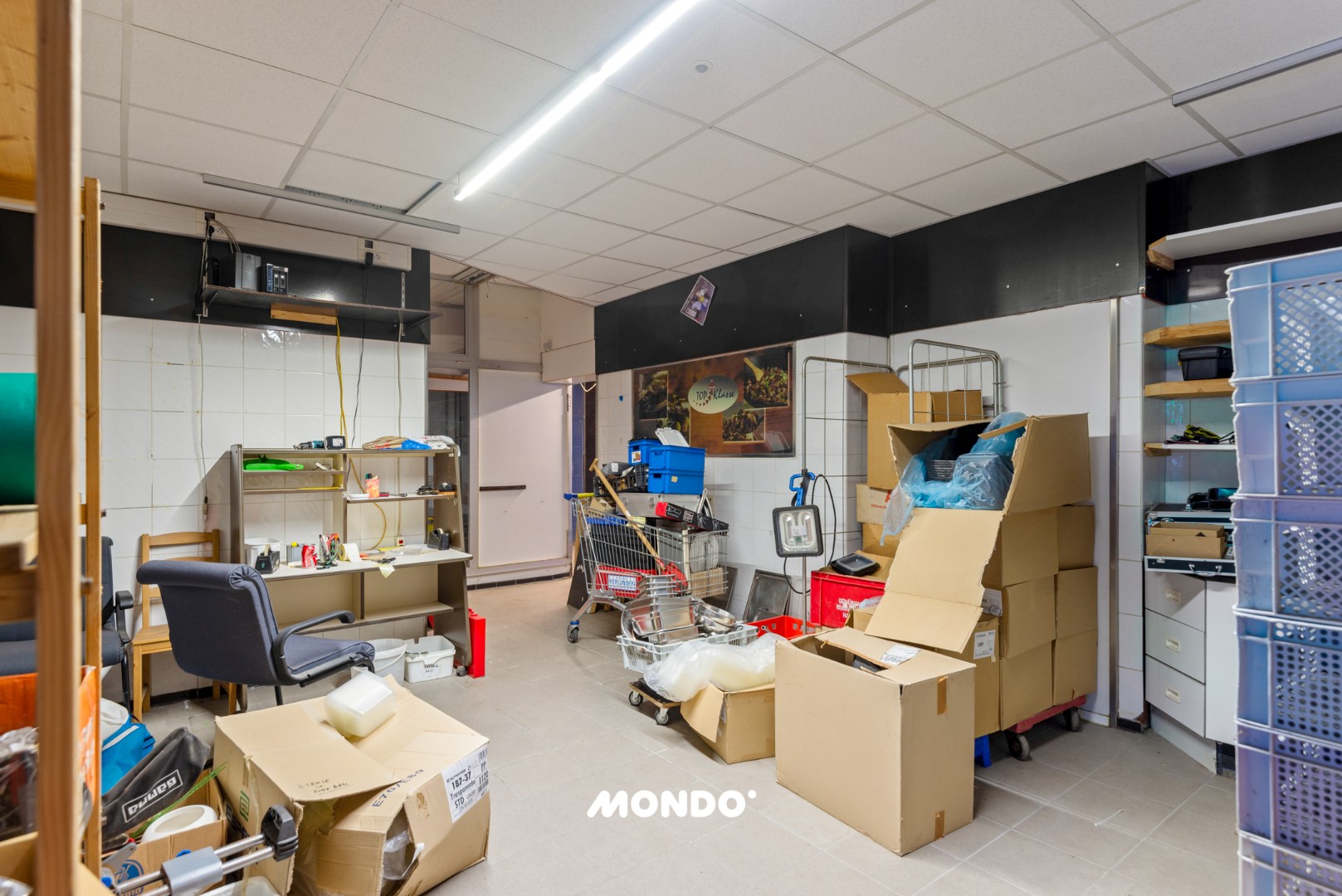 Veelzijdig handelspand met twee duplex appartementen in hartje Willebroek — uitstekende commerciële ligging. - foto 4