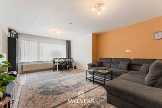 Voor meer info en foto’s, surf naar www.swevers.be – Dit gerenoveerde appartement op de eerste verdieping in Diest biedt een bewoonbare oppervlakte van 80 m² en geniet van een centrale ligging. Winkels bevinden zich op slechts 50 meter, openbaar vervoer op 170 meter en de oprit naar de snelweg ligt op 3 kilometer. Ook het historisch centrum en recreatiedomein De Halve Maan zijn vlot bereikbaar.<br />Via de inkomhal bereikt u de verschillende ruimtes. De leefruimte aan de voorzijde is aangenaam lichtrijk dankzij de brede raampartij en biedt voldoende plaats voor een gezellige zithoek en eetruimte. Aansluitend bevindt zich de aparte, praktisch ingerichte keuken met een vlotte verbinding naar de leefruimte.<br />De badkamer is centraal gelegen en uitgerust met een douche, toilet en wastafel. Verder beschikt het appartement over twee slaapkamers: een ruime master bedroom van 12 m² en een tweede kamer van 9,50 m², ideaal als kinder-, werk- of hobbykamer. Een aparte berging zorgt voor extra opslagruimte.<br />Daarnaast is er een parkeergarage voorzien, zodat uw wagen veilig en beschut staat. De algemene staat is normaal en dankzij de uitgevoerde renovaties is het appartement instapklaar. Dit maakt het zowel geschikt voor eigen bewoning als voor investering.<br />Bent u op zoek naar een goed gelegen appartement met twee slaapkamers, berging en garage in Diest? Ontdek ter plaatse de mogelijkheden tijdens een bezoek. Voor meer informatie, bel 011 255 155. Bron bewoonbare oppervlakte: EPC – verslag.