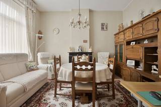 Vlakbij het CENTRUM en de MARKT van Lo-Reninge bevindt zich deze TE RENOVEREN woning met 2 SLAAPKAMERS en ZUIDGERICHTE TUIN. Tot. grondopp. 170m<sup>2</sup>. Deze piekfijn onderhouden woonst omvat: glvl.: inkomhal, lichtrijke woonkamer, nette leefkeuken, toilet. 1°V: 2 zeer ruime slaapkamers. Grote zolder: mogelijkheid tot creëren extra slaapkamer (reeds vaste trap). Genieten van het zonnetje kan op het perfect georiënteerd terras met 2 tuinbergingen. Extra's: grotendeels dubbele beglazing, verwarming op aardgas, rolluiken, geïsoleerd dak. Korting registratierechten mogelijk. Een woning met VEEL POTENTIEEL, ideaal voor de handige Harry!
