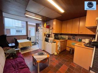 <p><span>HANDELSZAAK + WOONST IN HET CENTRUM VAN GERAARDSBERGEN</span></p><p><span>Vraagprijs : 225000 euro</span></p><p><span> </span></p><p><span>Deze in het stadscentrum gelegen handelszaak met karaktervolle uitstraling biedt op de GELIJKVLOERS VERDIEPING een handelsruimte van +- 45 m², een kitchenette en een terras.</span></p><p><span>Boven deze zaak bevindt zich het woongedeelte met 3 slaapkamers.</span></p><p><span>Verwarming op aardgas en dubbele beglazing in pvc.</span></p><p><span>Er is tevens een wartmtepomp/airco aanwezig.</span></p><p><span>Gunstig Epc C.</span></p><p><span>TOPLOCATIE!!!</span></p><p><span>Ideaal als investeringspand.</span></p><p><span> </span></p><p><span>Stedenbouwkundig uittreksel/inlichtingen in aanvraag!</span></p><p><span>AARZEL NIET en bel voor info of bezoek naar het nummer 0489/54.69.99  of stuur een email naar dylan@svena.be</span></p><p><span> </span></p><p><span>Deze gegevens zijn louter informatief en wij kunnen niet aansprakelijk gesteld worden voor eventuele onjuistheden.</span></p><p><span>De bewoonbare oppervlakte is slechts indicatief.</span></p><p><span> </span></p><p><span> </span></p>