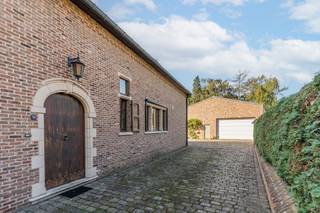 Vergund magazijn van 250m² met ruime woning in hartje Dessel. <br /><br />Deze uitzonderlijke eigendom biedt een ruime woning in combinatie met een vergund magazijn van maar liefst 250 m², met tal van mogelijkheden voor wonen, werken, opslag of hobby.<br />Via de inkomhal bereikt u een aparte ontvangstruimte en een volledig ingerichte bureauruimte met ingemaakte kasten, ideaal als thuisbureau, praktijkruimte of speelkamer. Verder is er een grote leefruimte die in verbinding staat met een mooie veranda met zicht op de groene tuin en de volledig ingerichte keuken.<br />Op de eerste verdieping bevinden zich 5 ruime slaapkamers, een badkamer en een grote hobby-/atelierruimte. Via een vaste trap is er toegang tot de zolder van ca. 100 m², die nog verschillende mogelijkheden biedt.<br />De woning is volledig onderkelderd en beschikt over een voorraadkelder van ca. 50 m² en een kruipruimte van ca. 130 m². Verder is de woning voorzien van vloerverwarming en een centraal stofzuigsysteem. Het EPC bedraagt 238 kWh/m² jaar (label C), waardoor er geen renovatieverplichting van toepassing is.<br /><br />Achteraan het perceel bevindt zich een vergund magazijn van 250 m². De ruimte is voorzien van een elektrische sectionale poort en biedt voldoende ruimte voor onder meer opslag, werkzaamheden, een atelier of een zelfstandige activiteit.<br />Bij het magazijn horen ruime parkeermogelijkheden. Achter en naast het magazijn bevindt zich een grote tuin met een groen karakter en voldoende privacy.<br /><br />Troeven: <br />• 5 ruime slaapkamers<br />• Grote hobbyruimte/atelier<br />• Zolder van ca. 100 m² met uitbreidingsmogelijkheden<br />• Vergund magazijn/werkplaats van 250 m²<br />• Volledig ingerichte bureauruimte<br />• Volledig onderkelderd<br />• Ingebouwd centraal stofzuigersysteem<br />• Ruime tuin met veel privacy<br />• Veel parkeermogelijkheden<br />• Centrale ligging nabij winkels, scholen en openbaar vervoer<br /><strong>Een zeldzame combinatie van wonen, ruimte en mogelijkheden op een uitstekende locatie in het hart van Dessel.</strong>