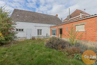 SINT-LIEVENS-HOUTEM - Vrijstaande hoekwoning op 5a 37ca – totaalrenovatie met potentieel !In het hart van Sint-Lievens-Houtem, centraal maar toch op...