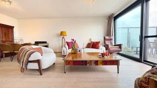Recent appartement op rustige ligging in Adinkerke.<br /><br />Inkomhal, open en lichtrijke leefruimte met ontbijthoek, open, ingerichte keuken, twee slaapkamers met elk een badkamer, berging, apart toilet en wasruimte. Ruim terras aan de voorkant.<br />Privatieve ondergrondse parkeerplaats apart aan te kopen voor 20.000,00€.<br />Privatieve parkeerplaatsen voor de residentie apart aan te kopen voor 10.000,00€.<br /><br />Gunstige EPC - Condensatieketel - Recent gebouw<br /><br />EPC: 108 kWh / (m² jaar) - Label B<br />Meer info, virtueel bezoek en documenten op www.immodepanne.be