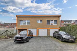 <p>Bent u op zoek naar <strong>een ruim en instapklaar appartement </strong>op een centrale ligging? Dan is dit <strong>volledig gerenoveerde appartement van maar liefst 108 m² </strong>zeker een bezoek waard! Het appartement bevindt zich op een uitstekende locatie, op wandelafstand van het station en het centrum van Liedekerke, met vlotte verbindingen naar omliggende steden en alle nodige voorzieningen binnen handbereik. Bij het betreden van het appartement komt u in de inkomhal, die toegang biedt tot de verschillende ruimtes. Op het gelijkvloers bevindt zich <strong>een garage</strong> die momenteel ingericht is als schoonheidssalon, ideaal voor zelfstandige activiteit of eenvoudig terug om te vormen tot garage. Verder beschikt het appartement over <strong>een lichtrijke en ruime woonkamer </strong>met een open, volledig uitgeruste leefkeuken – de perfecte plek om te ontspannen of gasten te ontvangen. Via de nachthal bereikt men <strong>de twee ruime slaapkamer</strong> en de moderne badkamer. <strong>Elektriciteit conform</strong> - Dubbel glas PVC - Dak vernieuwd + geïsoleerd - Vloer geïsoleerd - Centrale ligging. Kortom, een ruim en praktisch ingedeeld appartement op een toplocatie! (Maatregelen opgenomen in het maatregelenregister: neen)</p>
