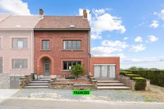 In het landelijke Pepingen, op een boogscheut van Halle, wacht deze instapklare woning met praktijkruimte op haar nieuwe eigenaar. Met 253 m² bewoonbare oppervlakte, vier slaapkamers, drie badkamers en een zonnige tuin biedt deze eigendom ruimte, rust en veelzijdigheid.<br /><br />Binnen geniet je van een doordachte indeling en natuurlijke lichtinval. De keuken sluit mooi aan op de eet- en leefruimte en vormt het hart van de woning. Grote ramen geven uit op de zuidgerichte tuin – een plek om tot rust te komen in elk seizoen.<br /><br />Het bijgebouw is een grote troef. Ideaal voor een vrij beroep, praktijk of kantoor aan huis, dankzij de aparte toegang en het praktische volume. Deze woonst combineert wonen en werken op een unieke manier, zonder in te boeten aan comfort.<br /><br />Bouwjaar 1957, maar perfect onderhouden, met 10 zonnepanelen en zonder renovatieverplichting. De garage en ruime oprit zorgen voor extra gemak. Je woont hier rustig en groen, maar toch vlakbij winkels, scholen en het station van Halle.<br /><br />Deze ruime woning te koop in Pepingen is ideaal voor gezinnen, ondernemers of wie op zoek is naar een eigendom met karakter én potentieel.<br /><br />Benieuwd naar deze veelzijdige woonst? Contacteer Immo Francois voor een bezoek.<br /><br />Woning verkopen in Pepingen? Vraag je gratis schatting aan bij Immo Francois, jouw lokale makelaar.