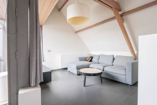 Welkom in dit gezellig dakappartement in hartje Harelbeke. Het appartement is te vinden op het tweede verdiep. Via de inkomhal komt u in de...