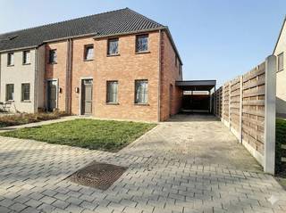 Ruime, recente en energiezuinige halfopen woning aan de kerk in Woesten. Nabij de N8, wat zorgt voor een vlotte bereikbaarheid richting...