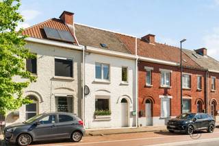<p>Ontdek deze gezellige en instapklare woning in Ronse, ideaal gelegen vlak bij winkels, openbaar vervoer en belangrijke invalswegen.<br /><br />Indeling van de woning:<br />Gelijkvloers: U komt binnen via de inkomhal, die toegang geeft tot de gezellige woon- en eetkamer. Aansluitend vindt u de keuken en de recent vernieuwde badkamer.<br />Eerste verdieping: Hier bevinden zich drie slaapkamers.<br />Zolderverdieping: De geïsoleerde zolder biedt extra mogelijkheden. Alle aansluitingen zijn reeds voorzien om eenvoudig een vierde kamer te creëren.<br />Buitenruimte: Achteraan geniet u van een gezellige koer/terras met ruime praktische berging en aansluitend een aangenaam tuintje.<br /><br />De troeven van deze woning:<br />-Instapklaar<br />-EPC C — geen renovatieplicht<br />-Goedgekeurde elektriciteit<br />-Geïsoleerde daken<br />-Centrale verwarming op aardgas met condenserende ketel<br /><br />Interesse in deze leuke woning?<br />Contacteer ons via info@immobeguin.be</p>