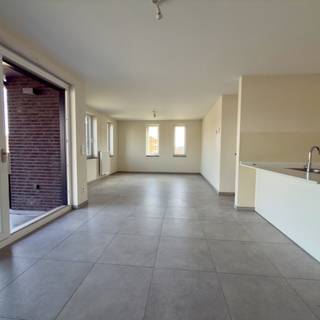 Wij vragen u vriendelijk NIET te bellen, maar u uitsluitend aan te melden via deze portaalsite of via e-mail met vermelding van referentie Ref. Keizerskroon 26/3. Wij ontvangen steeds zeer veel kandidaturen en kunnen de aanvragen anders niet met de nodige zorg behandelen.

Dit verzorgd gelijkvloers hoekappartement met mooie, ruime tuin is gelegen op een rustige site, op korte afstand van het centrum van Turnhout en diverse voorzieningen. Dankzij de hoekligging en grote raampartijen geniet het appartement van een aangename lichtinval en een open gevoel.

Het appartement beschikt over een inkomhal, een lichtrijke leefruimte, een keuken met keukeneiland en aansluitende keukenberging, twee volwaardige slaapkamers, een badkamer en een apart toilet. Aansluitend aan de leefruimte bevindt zich een overdekt terras dat uitgeeft op de ruime privatieve tuin.

Een ondergrondse autostaanplaats is inbegrepen in de huurprijs. De vaste maandelijkse kosten bedragen 50 EUR.
