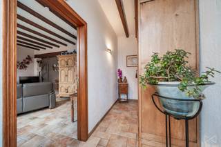 🏡 TE KOOP – Huis met 3/4 slaapkamers met tuin, garage en bouwgrond!<br /><br />Ontdek dit aangename huis van 137 m2 netto leefruimte (exclusief garage, kelder en zolder), gezond, goed onderhouden en helder, met mooie volumes en extra potentieel dankzij een deel van het land in bouwzone.<br /><br />✨ Op de begane grond:<br /><br />Inkomhal<br /><br />Lichte woonkamer van 39 m 2<br /><br />Aparte en volledig uitgeruste keuken<br /><br />Terras van 29 m2 op het zuidoosten<br /><br />Aangename omheinde tuin met zijtoegang en pergola<br /><br />Garage van 28 m2 met wasruimte en toilet<br /><br />Gezonde kelder van 25 m 2<br /><br />⁇ ️ Boven:<br /><br />Nachthal<br /><br />3 slaapkamers van 16, 14 en 12 m 2<br /><br />Groot kantoor van 19 m2 dat kan dienen als 4e slaapkamer (drukke kamer)<br /><br />Badkamer voorzien van ligbad, douche, wastafel en toilet<br /><br />Kleedgebied<br /><br />Opslagzolder<br /><br />🔧 Functies:<br /><br />Centrale verwarming op olie met Buderus-ketel<br /><br />Dubbel glas houten frame met luiken<br /><br />2 parkeerplaatsen aan de voorkant<br /><br />Zolder biedt extra opslagruimte, met een vloeroppervlak van ongeveer 88 m 2<br /><br />10 m2 bijlage<br /><br />🌳 Een echt goed: het potentieel van het land!<br /><br />Het pand heeft een perceel van circa 450 m2 gelegen in een bouwzone, die verschillende mogelijkheden biedt om te bestuderen, zoals de realisatie van een nieuwbouw of een mogelijke perceelverdeling, onder voorbehoud van de nodige stedenbouwkundige vergunningen.<br /><br />Een functioneel en goed onderhouden huis, ideaal voor een gezin dat op zoek is naar ruimte, een aangename tuin en groeipotentieel.
