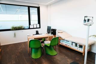 Dit moderne complex genaamd Health & Training Center Schiervelde biedt een instapklare kantoorruimte te huur in Roeselare. Met een oppervlakte van ca. 19 m² is dit privékantoor uitsluitend bestemd voor paramedische beroepen (zoals een osteopaat, podoloog, chiropractor, kinesist, etc.). Dit multifunctionele bedrijfsvastgoed is vlot bereikbaar en biedt een professionele basis voor uw onderneming.<br /><br />Het kantorencomplex is vlot bereikbaar via de Rijksweg of de Westlaan. Gelegen in de regio Schiervelde te Roeselare bevindt dit pand zich langs een drukke invalsweg, wat zorgt voor een uitstekende visibiliteit en vlotte verbindingen.<br /><br />Indeling van het pand:<br />Het kantoor bevindt zich op de eerste verdieping en heeft een oppervlakte van ca. 19 m². Bij de huur van deze kantoorruimte te huur in Roeselare is het gemeenschappelijke gebruik en het onderhoud van de volgende gedeelde ruimtes inbegrepen:<br /><br />- Gezamenlijke inkomhal<br /><br />- Comfortabele wachtzaal<br /><br />- Ingerichte keuken<br /><br />- Sanitair<br /><br />Troeven van dit kantoor van ca. 19 m²:<br /><br />- Parkeerplaatsen voor de deur zijn inbegrepen in de huurprijs<br /><br />- Onderhoud en gebruik van de gedeelde faciliteiten inclusief<br /><br />- Strategische ligging naast een apotheker en paramedische diensten in Roeselare<br /><br />Bent u op zoek naar bedrijfsvastgoed bestaande uit een kantoorruimte te huur in Roeselare? Aarzel dan niet om ons te contacteren op het nummer 051 21 22 23.<br /><br />Dit betreft een terbeschikkingstelling van kantoren met diensten.