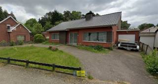 Gelijkvloerse woning met veel potentieel op een perceel van 4.500 m² rustige ligging nabij het centrumOp zoek naar ruimte, rust én een centrale...