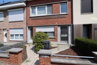 Bent u op zoek naar een woning (perceeloppervlakte van 180 m²) met veel potentieel en/of een aansluitende bouwgrond (356 m²)?Deze charmante woning...