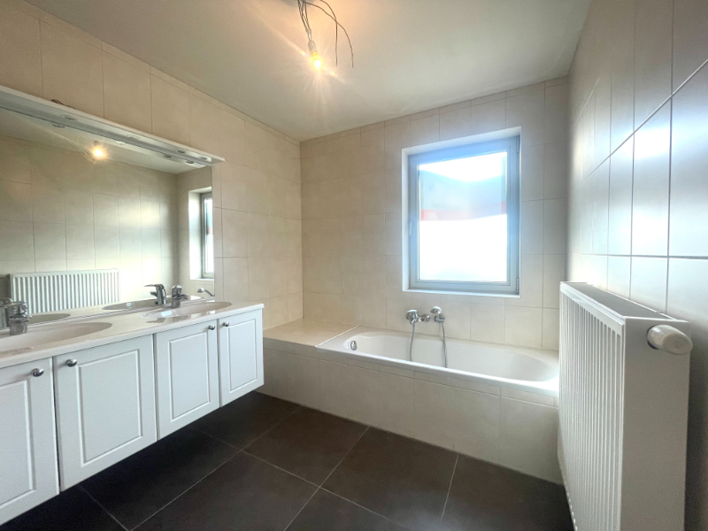 RECENTE HALFOPEN BEBOUWING MET DRIE SLAAPKAMERS EN GARAGE TE HUUR - foto 5