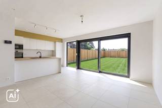 Wonen aan het water, met alles binnen handbereik? Deze instapklare woning in de Kanaalstraat biedt rust, comfort en een centrale ligging.
Lot 2 is volledig afgewerkt met een kwalitatieve keuken, badkamer en vloerafwerking. Deze energiezuinige woning beschikt over 3 slaapkamers, een lichtrijke leefruimte, een inpandige garage . Bovendien geniet je van een zuidgerichte tuin, ideaal om volop van de zon en het buitenleven te genieten.
Een perfecte match voor starters, jonge gezinnen of investeerders die op zoek zijn naar een instapklare woning op een toplocatie.
Benieuwd? Contacteer ons vandaag en plan je bezoek in.