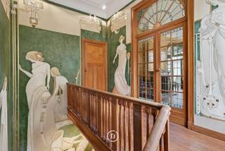 Situated between Ambiorix Square and the lively Plasky district, near Diamant and the Parc du Cinquantenaire, this exceptional three-façade...
