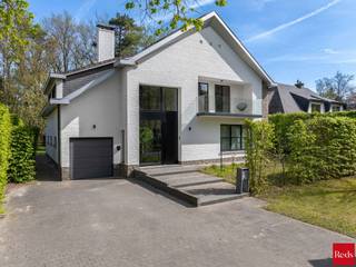 <p><strong>In de prestigieuze Kasteeldreef in Schilde bevindt zich deze vrijstaande villa op een mooi perceel van 1.100 m². De woning combineert een rustige, groene woonomgeving met een ruime indeling en veel natuurlijk licht, wat zorgt voor een aangename en comfortabele leefervaring.</strong></p>
<p><strong>Wonen met veel licht en warmte</strong><br />De inkom leidt je naar een verzorgde leefruimte waar de zithoek met open haard meteen voor sfeer zorgt. Aansluitend ligt de eetplaats met zicht op de tuin, waar grote glaspartijen zorgen voor een open en lichte beleving.</p>
<p><strong>Functionele en ruime keuken</strong><br />De keuken is royaal ingericht en biedt alle ruimte om te koken en samen te eten, met plaats voor een gezellige ontbijthoek of familietafel.</p>
<p><strong>Ruimte voor het hele gezin</strong><br />Op de 1e verdieping bevinden zich 5 slaapkamers en 2 badkamers die praktisch en comfortabel zijn ingedeeld, telkens voorzien van dubbele wastafel en douche- en badfaciliteiten.</p>
<p><strong>Veelzijdige bovenste verdieping</strong><br />De zolder van ongeveer 50 m² kan volledig worden ingevuld naar eigen noden, zoals een bureau, speelruimte of extra slaapkamer.</p>
<p><strong>Buitenleven in alle rust</strong><br />De tuin rondom de woning biedt een groen en privatief kader met een ruim terras om in alle rust te genieten. Een aparte garage zorgt voor extra gebruiksgemak.</p>
<p><strong>Pluspunten op een rij</strong><br />– Rustige ligging in Schilde<br />– Gerenoveerd in 2003<br />– Vernieuwde gevel in 2013<br />– Zonnepanelen<br />– 5 slaapkamers met extra zolderruimte</p>
<p><span>Voor meer informatie of een bezoek, contacteer Amparo via Amparo@reds.be of via 0478 68 29 86.</span></p>