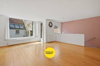 Multifunctionele woning met handelsruimte in hartje Veurne. Op een uitstekende centrale ligging in Veurne bevindt zich dit veelzijdige eigendom, bestaande uit een handelsruimte op het gelijkvloers en een uitzonderlijk ruime bovenwoning met een totale bewoonbare oppervlakte van maar liefst 374 m². Dankzij de combinatie van wonen en werken onder één dak biedt deze eigendom tal van mogelijkheden voor zelfstandigen, vrije beroepen, investeerders of gezinnen die op zoek zijn naar veel ruimte op een toplocatie.<br /><br />De commerciële ruimte van circa 45 m² geniet van een uitstekende zichtbaarheid en vormt de ideale uitvalsbasis voor een zelfstandige activiteit. Aansluitend bevinden zich een praktische werkruimte, een afzonderlijk toilet en een handige kelderberging. Achteraan vindt u een royale leefkeuken met directe toegang tot het terras, waardoor binnen- en buitenleven naadloos in elkaar overvloeien.<br /><br />Op de eerste verdieping bevindt zich een lichtrijke leefruimte met parketvloer en een extra zithoek die zorgt voor extra comfort en flexibiliteit. Verder beschikt deze verdieping over een ruime slaapkamer met aansluitende dressing en een badkamer ensuite.<br /><br />De tweede verdieping omvat twee volwaardige slaapkamers, beide voorzien van een eigen lavabo. Daarnaast is er een praktische wasruimte met aansluiting voor wasmachine en toegang tot een zonnig terras.<br /><br />Op de bovenste verdieping bevinden zich een tweede badkamer met douche, lavabo en toilet, een vierde slaapkamer met ingebouwde kasten en een afzonderlijke technische ruimte.<br /><br />Ook buiten is het aangenaam vertoeven dankzij de gezellige koer en de twee terrassen. Zo geniet u op elk moment van de dag van een aangename buitenruimte in alle rust.<br /><br />Een unieke opportuniteit voor wie op zoek is naar een ruim eigendom met commerciële mogelijkheden, gelegen in het bruisende centrum van Veurne, vlak bij winkels, horeca, scholen en openbaar vervoer.<br /><br />Er is een mogelijkheid om het achterliggend gebouw voorzien van garage en duplex appartement ook aan te kopen. <br /><br />De weergegeven visualisatie van de handelsruimte is indicatief en niet contractueel bindend.