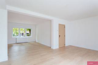 <p><span>Gerenoveerde woning op centrale ligging!</span></p><p><span>Deze volledig gerenoveerde woning is gelegen in een mooie, brede straat op een centrale locatie in Schoten, tussen het Gemeentepark en het centrum. De woning werd recent grondig gerenoveerd met aandacht voor comfort, energiezuinigheid en hedendaags woongebruik.</span></p><p><span>Via de inkomhal met afzonderlijk toilet komt u in de leefruimte, die dankzij het schuifraam rechtstreeks aansluit op het overdekte terras en de tuin. Aansluitend bevindt zich de volledig ingerichte keuken (inductie kookplaat met ingebouwde dampkap, vaatwasser, koel-vriescombinatie, combi-oven) , die in verbinding staat met de eetkamer. De tuin van ca. 150 m² is noordelijk georiënteerd, maar geniet dankzij de open ligging van veel natuurlijk licht en zon.</span></p><p><span>Op de eerste verdieping bevinden zich twee slaapkamers, elk met een eigen sanitaire ruimte en natuurlijk daglicht. De slaapkamer aan de achterzijde beschikt over een ruime badkamer met badkamermeubel, inloopdouche en toilet. De slaapkamer aan de straatzijde heeft een afzonderlijke douchekamer met douche en wastafel.</span></p><p><span>Op de tweede verdieping bevindt zich een derde ruime slaapkamer met een ensuite badkamer, voorzien van een dubbel badkamermeubel, ligbad, inloopdouche en toilet. Verder is er op deze verdieping nog een ruime berging aanwezig.</span></p><p><span>De woning beschikt tevens over een droge, bruikbare kelder van ca. 10 m². De elektrische installatie is conform en de nodige bekabeling voor het plaatsen van zonnepanelen werd reeds voorzien. Volgens de huidige berekening kan met de plaatsing van zonnepanelen een EPC-label A worden bekomen.</span></p><p><span>Deze woning combineert een recente renovatie met een praktische indeling en een centrale ligging, op korte afstand van het Gemeentepark en het commerciële centrum van Schoten. De woning is instapklaar en biedt een aangenaam wooncomfort voor wie op zoek is naar een verzorgde gezinswoning met tuin.</span></p><p><span> </span></p>