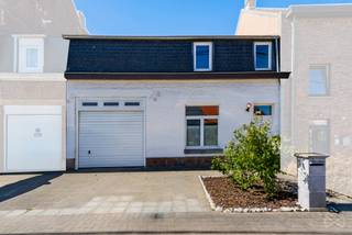 We Invest proudly presents this charming semi-detached house located in Braine-l’Alleud, offering generous living spaces and an ideal setting...