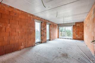 <strong>Mogelijkheid tot aankopen aan 6% BTW !!</strong>*<br /><br />Residentie 'Bella Locus' is een kleinschalig wooncomplex bestaande uit 10 betaalbare nieuwbouwappartementen (1ste fase) en is terug te vinden in het centrum van Ronse, doch omgeven door groen en rust en uitzicht op de vernieuwde "vrijheid". Dit in een tweede bouwlijn (geen straatlawaai), op de hoek van de Kruisstraat met de Libbrechtstraat. Het nieuwbouwproject is vlot bereikbaar en bevindt zich op een steenworp van winkels, scholen, openbaar vervoer, de Grote Markt, etc.<br /><br />Indeling:<br />Inkomhal, apart toilet, leefruimte met open-keuken, terras, berging, 2 slaapkamers, badkamer en een autostandplaats.<br /><br />Pluspunten:<br />+ Bijna-energieneutraal (EPC: A en E-peil: 20)<br />+ Vrije keuze afwerking (o.a. keuken, badkamer, vloeren,...) zolang het bouwproces dit toelaat<br />+ Afwerking bestaat uit duurzame materialen<br />+ Vloerverwarming via warmtepompen<br />+ Zonnepanelen<br />+ Gemeenschappelijke laadpalen voor elektrische wagens<br /><br />De eerste fase van de bouwwerken zijn reeds uitgevoerd, <strong>kom gerust vrijblijvend ons model-appartement bezoeken !!</strong><br /><strong>Contacteer IMMOBOSS</strong> via 0488 98 13 30 of jens@immoboss.be<br /><br /><em>*Onder bepaalde voorwaarden.</em>