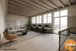 AALST - Magazijn met centraal gelegen bel-etagewoning <br /><br />Op slechts 45 meter van het bruisende stadscentrum van Aalst bevindt zich deze verrassend ruime en veelzijdige eengezinswoning van het type bel-etage – de ideale combinatie van comfortabel wonen en opslagruimte, en dat op een toplocatie.<br /><br />De woning verwelkomt je via een inkomhal met gastentoilet en leidt je naar een lichtrijke leefruimte met open keuken. Dankzij de zuidoostgerichte oriëntatie geniet je hier van veel natuurlijk licht en directe toegang tot een zonnig terras – perfect voor gezellige familiemomenten of rustige pauzes in de zon.<br /><br />Op de bovenverdieping vind je drie volwaardige slaapkamers, een nachthal en een complete badkamer uitgerust met ligbad, douche en toilet – ideaal voor gezinnen of wie graag ruim woont.<br /><br />Achteraan het perceel bevindt zich een royaal magazijn/polyvalente ruimte, verdeeld over een grote open verdieping en meerdere praktische stockageruimtes op het gelijkvloers. Perfect voor zelfstandigen, hobbyisten of wie extra ruimte zoekt. Verder is er ook een garage, een carport én vier buitenstaanplaatsen – een zeldzaamheid op deze locatie.<br />De woning beschikt over verwarming op aardgas en de elektrische installatie is volledig conform, wat een extra geruststelling biedt.<br /><br />Tot slot is er parkeergelegenheid op eigen terrein, wat het comfort in deze centrale locatie alleen maar vergroot.<br />Een unieke eigendom met ruimte, potentieel én een uitzonderlijk centrale ligging in het hart van Aalst.<br /><br />Interesse? Contacteer ons voor meer info of een bezoek ter plaatse! 053/60.65.60.<br /><br />De vermelde prijs is een richtprijs. Na ontvangst van de biedingen zal de verkoper beslissen of hij/zij de eigendom verkoopt aan het beste bod. De richtprijs is aldus niet bindend voor de verkoper.