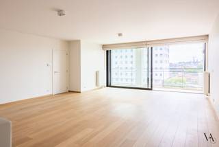 Op de 7e verdieping bevindt zich dit ruime en lichtrijke appartement van meer dan 130m² met een uitzonderlijk uitzicht over de Leuvense jachthaven, het historische stadscentrum en verschillende historische gebouwen.<br /><br />Je betreedt het appartement via de inkomhal met een eerste ruime (was)berging en apart toilet. Verder door kom je in de royale leefruimte met open en volledig geïnstalleerde keuken. Van hieruit heb je via grote schuiframen toegang tot het zonnige terras met zicht over de Leuvense jachthaven en het historische centrum. Hier is tevens een extra berging aanwezig.<br /><br />In de nachthal bevinden zich 2 erg ruime slaapkamers, een vernieuwde (2020) badkamer met inloopdouche en dubbele lavabo en nog een derde bergruimte. Dankzij het gunstige EPC A woon je bovendien energiezuinig en comfortabel.<br /><br />Een ondergrondse autostaanplaats (nr. 96 op niveau -1) kan gehuurd worden voor 100 EUR per maand. Het appartement is onmiddellijk beschikbaar.<br /><br />Een unieke woonkans voor wie op zoek is naar ruimte, comfort en een topligging met een van de mooiste uitzichten van Leuven.<br /><br />Contacteer ons voor meer info of een bezoek ter plaatse.