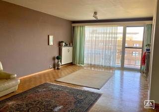 <p><span>HEVERLEE: Ruime drie-slaapkamer appartement met garagebox en kelder.</span></p><p><span> </span></p><p><span>Dit appartement is gelegen op de 6de verdieping met een wijds zicht. De zeer goede ligging nabij de oprit E40, iMec, KUL en Colruyt is dan ook een pluspunt.</span></p><p><span>Het appartement heeft een ruime inkomhal met vestiairekast, toegang tot 3 ruime slaapkamers, apart toilet, badkamer, berging en een grote living met terras aansluitende keuken. </span></p><p><span>De living heeft een parketvloer, en heeft een gezellige uitstraling met aansluitend een terras toegankelijk via een groot schuifraam.</span></p><p><span>De keuken is uitgerust met een vaatafwasmachine, oven en inductie kookvuur. </span></p><p><span> </span></p><p><span>Een individuele garagebox is eveneens begrepen in de prijs. Er is een gemeenschappelijke fietsenstalling.</span></p><p><span>De maandelijkse lasten bedragen 110 euro/maand en de maandelijkse provisie voor verwarming en sanitair water bedraagt 140 euro. </span></p><p><span>Elektriciteit is met rechtstreekse afrekening bij de nutsmaatschappij. </span></p><p><span>Bent u op zoek naar een ruim appartement op een zeer goede locatie? Zoek niet verder en maak vandaag nog een afspraak!</span></p><p><span> </span></p><p><span> </span></p><p><span> </span></p>