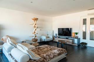Ruim appartement met 2 slaapkamers in Deurne-Zuid op de grens van Borsbeek.<br /><br />Dit verzorgde appartement van circa 90 m² ligt op de tweede verdieping van een kleinschalig gebouw in de Vleerakkerstraat 19 te Deurne-Zuid.<br /><br />De zeer ruime leefruimte beschikt over een pelletkachel en een onderhoudsvriendelijke tegelvloer. Er zijn twee slaapkamers. Twee airco-units: één in de master bedroom en één in de leefruimte.<br /><br />Bekijk een kort filmpje van de leefruimte:<br />https://youtube.com/shorts/nliYO7yUHK0?feature=share<br /><br />Met een EPC-label B (182 kWh/m²/jaar) is het appartement energiezuinig. De centrale verwarming werd vernieuwd in 2024 en het dak werd iets meer dan tien jaar geleden gerenoveerd en verkeert nog steeds in zeer goede staat. De elektrische keuring en asbest zijn conform.<br /><br />De zon komt op aan de zijde van de slaapkamers en gaat onder aan de zijde van de leefruimte, met natuurlijke lichtinval en mooie uitzichten doorheen de dag.<br /><br />Ook de ligging is een troef! Met een zeer hoge mobiliteitsscore ligt de tramhalte op slechts 5 minuten wandelen en bereik je de snelweg in 10 minuten met de wagen. Supermarkten zoals Albert Heijn en Colruyt en een bakker bevinden zich vlakbij. Het shoppingcenter ligt op 10 à 15 minuten rijden.<br /><br />Geniet bovendien van groen en ontspanning in nabijgelegen parken, waaronder het Boekenbergpark met zwemvijver, het Te Boelaerpark en het Rivierenhof.<br /><br />Een ruim en goed onderhouden appartement met veel comfort, een gunstige energieprestatie en alles binnen handbereik!<br /><br />De algemene voorwaarden van Dewaele DIY kunt u steeds raadplegen via dewaele.com.<br /><br />Bestuursmaatregelen in het maatregelenregister: nee