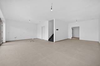 <p><span>U parkeert op de ruime autostaanplaats van deze nieuwbouwwoning (verkoop onder btw-stelsel, 21% btw van toepassing) en hebt vervolgens de keuze tussen de voordeur en een praktische zij-ingang via de wasplaats (aanpalende berging). Ondertussen is uw oog gevallen op de lange betonnen gevelsteen (gelijmd), het witte sierpleisterwerk en de kabel voor uw toekomstige laadpaal. Alles aan deze BEN-woning is royaal bemeten: van de ruime hal en nachthal tot het bureel (met UTP-aansluiting), de kamers en de toiletten, inclusief de L-vormige living met hoog plafond die aansluit op de open keuken met eiland. In de keuken wordt gewerkt met kwaliteitsapparaten en het contrast tussen hout en witte oppervlakken. De circa 7m brede raampartij kijkt uit op een 8m breed terras en een diepe, omheinde tuin (grasveld). Degelijkheid van materialen staat voorop: donkerbeige alu-ramen, trappen bekleed met zwart composiet, grote grijze tegels, algemene vloerverwarming, warmtepomp, 12 zonnepanelen en volledig afgewerkte geprofileerde binnendeuren met 3 stevige scharnieren. De badkamer op de eerste verdieping omvat een acrylbad, een groot dubbel lavabomeubel en een inloopdouche. De kamers met grote ramen zijn voorzien van laminaat. Onder dak staan nog eens 2 flink uit de kluiten gewassen kamers ter beschikking, die beschikken over een eigen badkamer, incl. inloopdouche (glazen wand), hangtoilet en dubbel meubel. U woont hier in een rustige straat, op wandelafstand van het dorpscentrum.</span></p><p><span> </span></p>