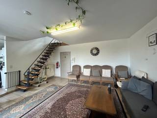 Dit ruime duplexappartement is gelegen op de tweede verdieping en is enkel te bereiken via de trap. Het beschikt over drie slaapkamers, een aangename leefruimte en een praktische indeling. Dankzij de duplexindeling bevinden twee slaapkamers zich op de eerste woonverdieping en is er op de bovenverdieping nog een derde slaapkamer en badkamer. Daarnaast beschikt het appartement over een balkon en een praktische berging.<br /><br />INDELING:<br /><br />TWEEDE VERDIEPING<br />• Inkomhal <br />• Apart toilet <br />• Slaapkamer 1 <br />• Slaapkamer 2 <br />• Berging <br />• Woonkamer <br />• Keuken <br />• Balkon <br /><br />DERDE VERDIEPING<br />• Slaapkamer 3 <br />• Badkamer <br /><br />LIGGING:<br />• Het appartement is gelegen aan het Kerkplein in Bocholt. <br />• Centrale ligging met winkels, horeca en andere voorzieningen in de nabije omgeving. <br />• Goede bereikbaarheid van het centrum en de omliggende gemeenten. <br /><br />EXTRA INFO:<br />• Duplexappartement <br />• Gemeenschappelijke kosten: € 15,00 per maand <br />• Beschikbaar vanaf 1 december <br /><br />Meer weten?<br />Contacteer ons en we helpen je graag dichtblij verder!