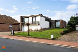 Op een rustige, groene locatie bevindt zich deze energiezuinige en recent vernieuwde woning (renovaties 2024-2025), waar licht en ruimte...